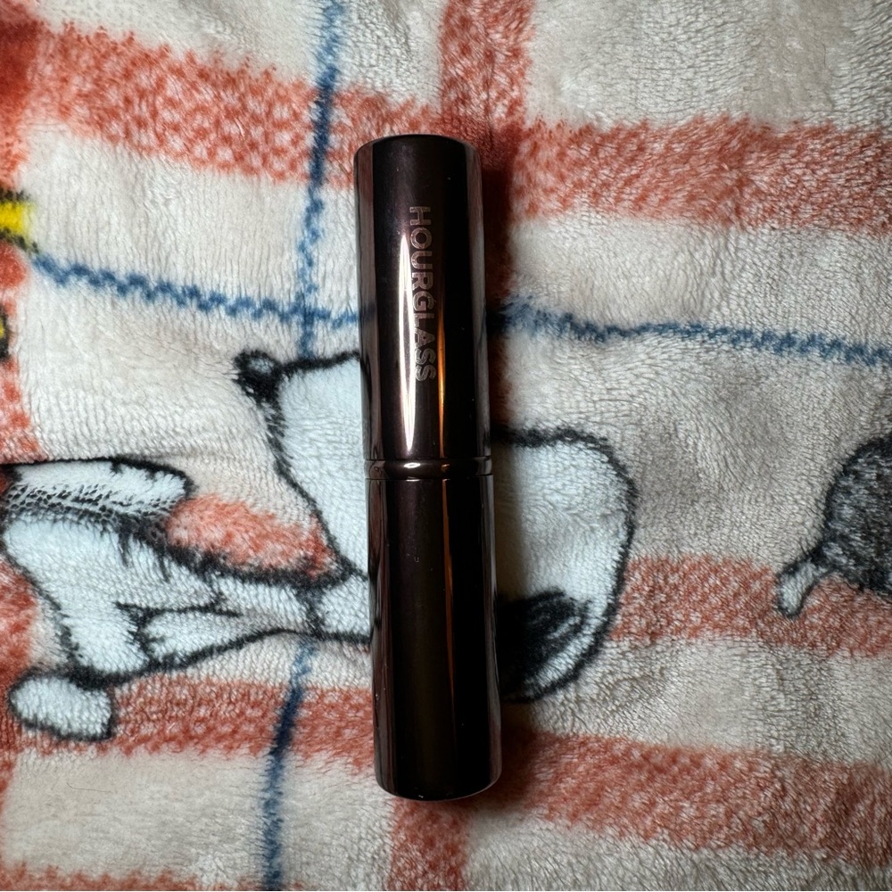 Hourglass retractable foundation brush